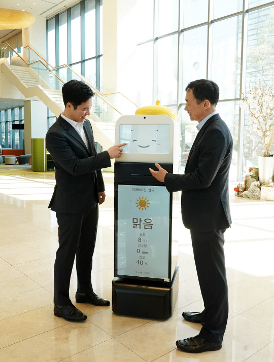 스타트업 클래스팅과 원익로보틱스가 교육용 AI 서비스 로봇 사업을 추진한다고 밝혔다. 양사는 양방향 감정 교류(HRI) 기술을 통해 학생들의 능동적인 학습을 돕는 교육용 AI 서비스 로봇을 개발한다. 클래스팅 제공